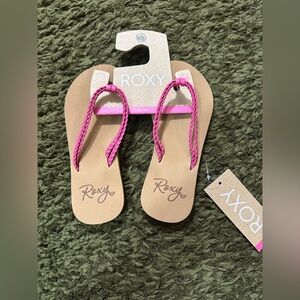 NWT Girls Roxy Pink and Tan Flip Flops Size 13